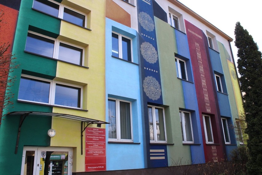 Mural, szkolenia, książki z dużą czcionką. Powiatowa Biblioteka Publiczna w Wieluniu staje się przyjaźniejsza dla wszystkich użytkowników