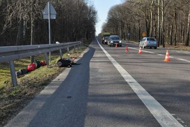 Wypadek w Łopienniku Podleśnym - 21-letni kierowca motocykla wyszedł z niego jedynie z potłuczeniami.