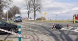 Wypadek w Brzeszczach. Na skrzyżowaniu ulic Ofiar Oświęcimia z Kościelną samochód osobowy zderzył się z motocyklistą