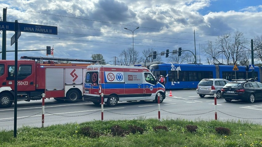 Kraków. Wypadek w Nowej Hucie. Kolizja tramwaju z samochodem 