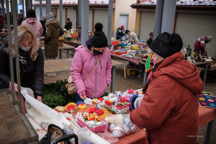 Na bazarze nie brakuje świątecznych stroików i dekoracji