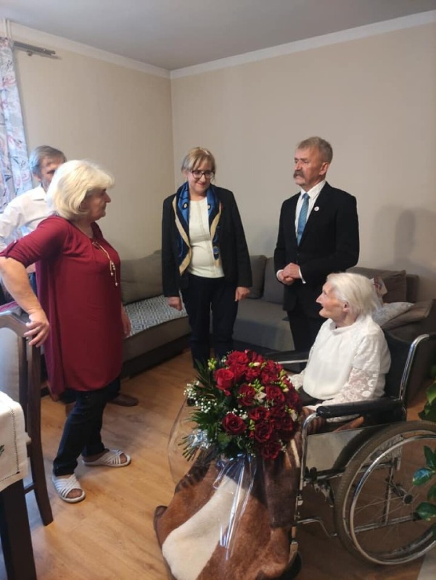 Mieszkanka Łowicza skończyła 100 lat. Panią Mariannę odwiedził burmistrz Krzysztof Jan Kaliński