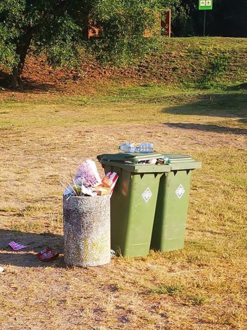Mieszkaniec skarży się na śmieci i przepełnione kosze w Kobylcu