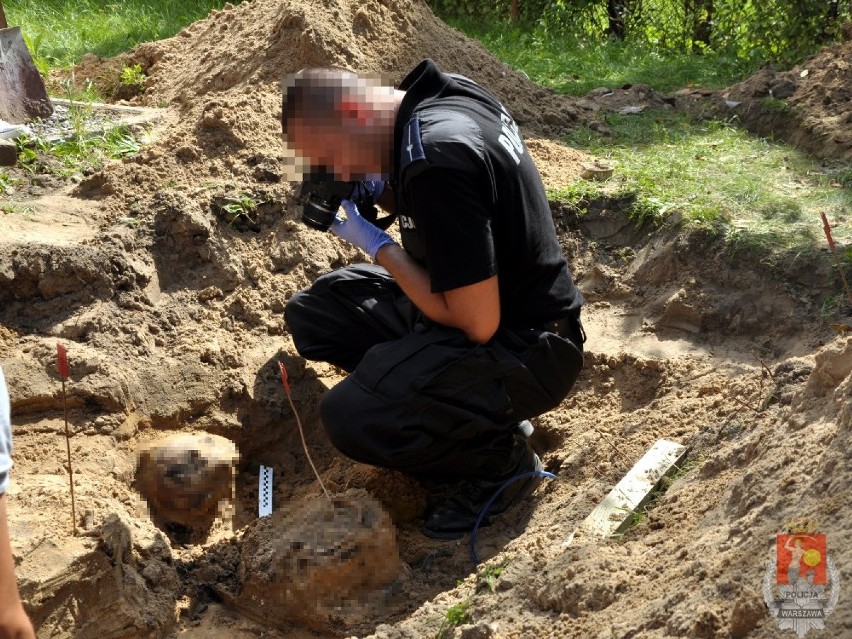 Szczątki 3 osób funkcjonariusze znaleźli na jednej z posesji...