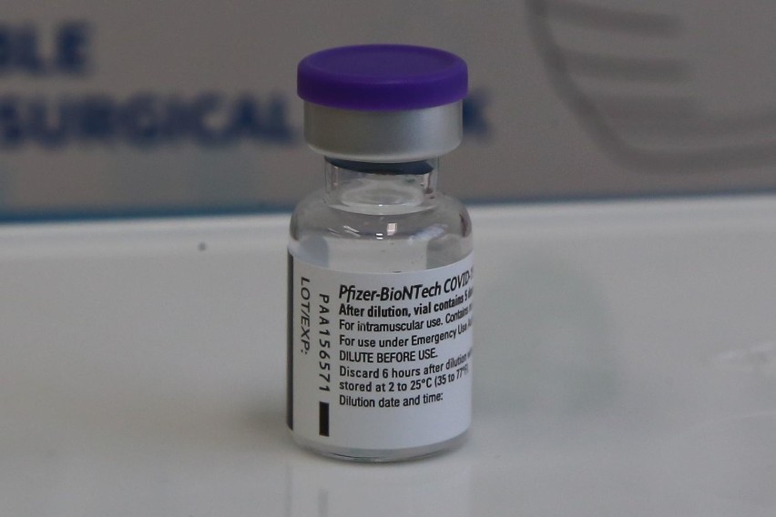 Szczepionka przeciwko COVID-19 jest podawana w dwóch dawkach