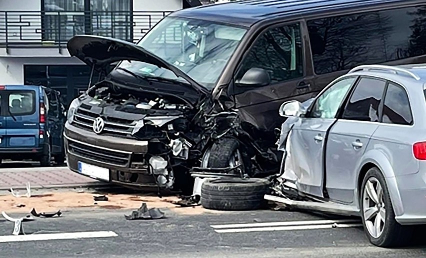 Osobowe audi i dwa volkswageny transportery rozbite na DK 28 pod Limanową