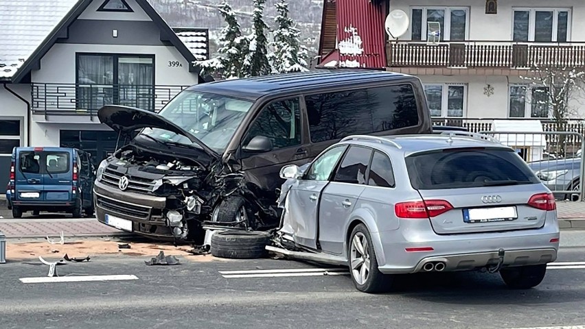 Osobowe audi i dwa volkswageny transportery rozbite na DK 28 pod Limanową