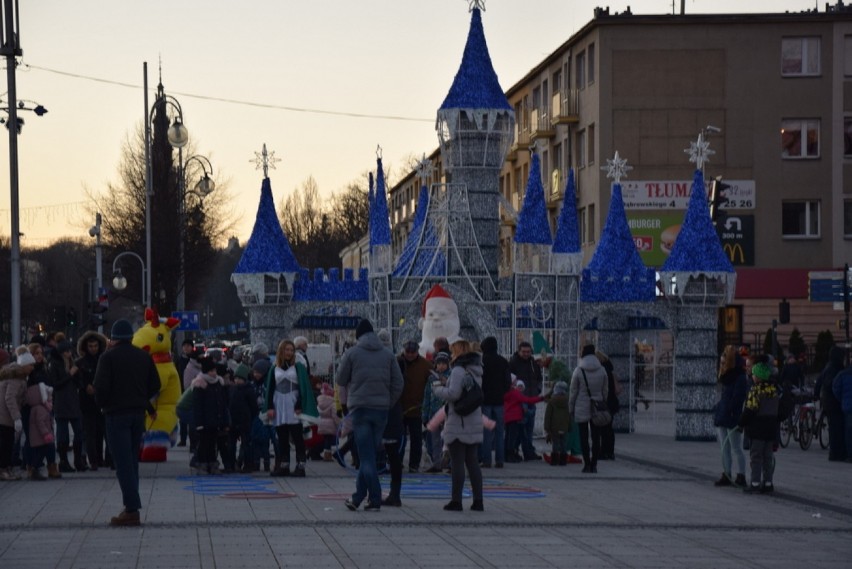 Wielka impreza świąteczna na Placu Biegańskiego w Częstochowie. Gry i zabawy dla dzieci, występy sceniczne dla wszystkich ZDJĘCIA