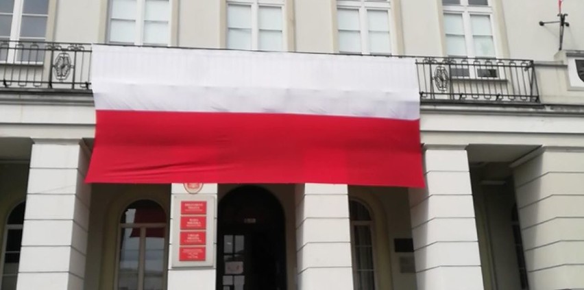 Dzień Flagi i 229. rocznica uchwalenia Konstytucji 3 Maja w Tomaszowie. Jak wyglądały obchody? [zdjęcia]