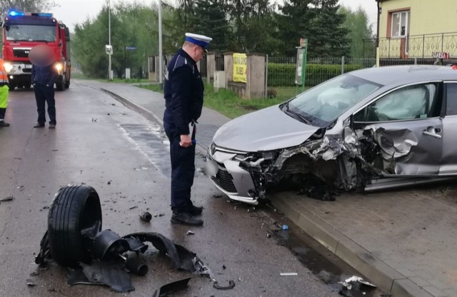 Wypadek w Kłodawie. Zderzenie czołowe dwóch samochodów. Jedna osoba w szpitalu