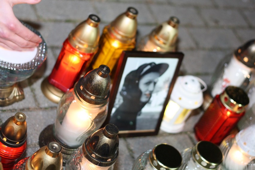 W tydzień po tragicznych wydarzeniach w Koninie, mieszkańcy  pożegnają 21 latka