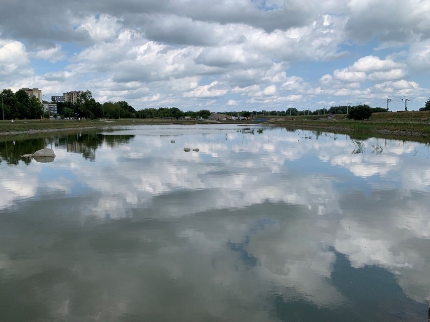 Dobra miejscówka na spacer i rekreację w Radomiu – zalew na osiedlu Nad Potokiem. Zobaczcie zdjęcia