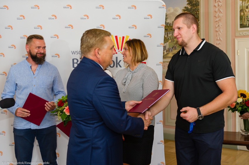 Białostoccy medaliści Wojciech Nowicki i Martyna Dąbrowska z gratulacjami od prezydenta [zdjęcia, wideo]