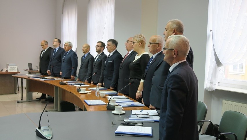Gorlice. Sesja rady powiatu bez kworum. Mirosław Waląg, przewodniczący rady ogłosił kolejną przerwę w trwającej od maja sesji 