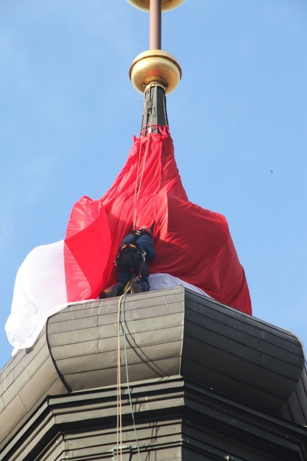 Wieża ratuszowa w Głogowie ma mikołajową czapkę