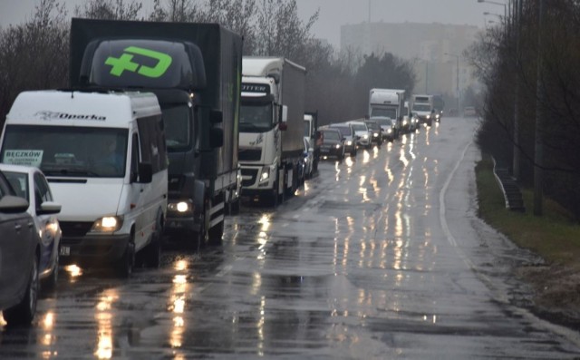 W czwartek od rana na utrudnienia w ruchu natrafili kierowcy wyjeżdżający z Kielc w kierunku Warszawy ulicą Radomską. ZOBACZ NA KOLEJNYCH SLAJDACH>>> 

POLECAMY TAKŻE: 
Praca marzeń. 10 najlepszych ofert pracy 

ZOBACZ TAKŻE:  Flesz. Więzienie za fałszowanie przebiegu - są zmiany w prawie

Źródło:vivi24