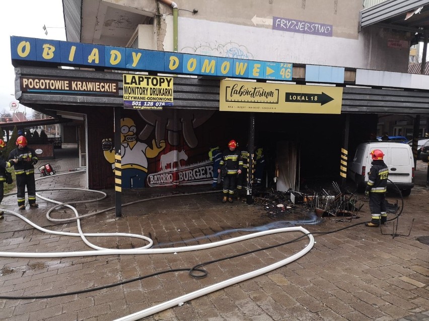 Częstochowa: Pożar lokalu gastronomicznego na ulicy Dekabrystów [ZDJĘCIA] Trwa akcja strażaków