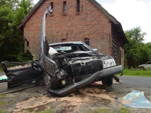 Rozpędzony mercedes wbił się w mur budynku; dwie osoby zginęły na miejsce