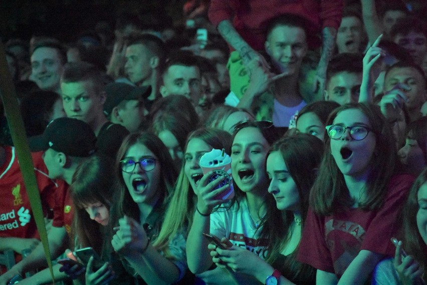 Quebonafide w Rybniku na Majówce. Grubson rozgrzał fanów. Szaleństwo pod sceną