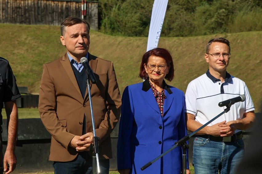 Minister Zbigniew Ziobro otworzył zawody strzeleckie w Nowym Łupkowie. Sam też wziął udział w strzelaniu [ZDJĘCIA, WIDEO]