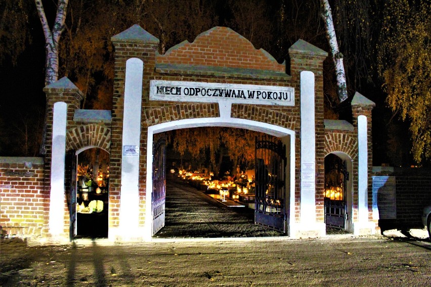 Wieczorny spacer po cmentarzu w Topoli Królewskiej