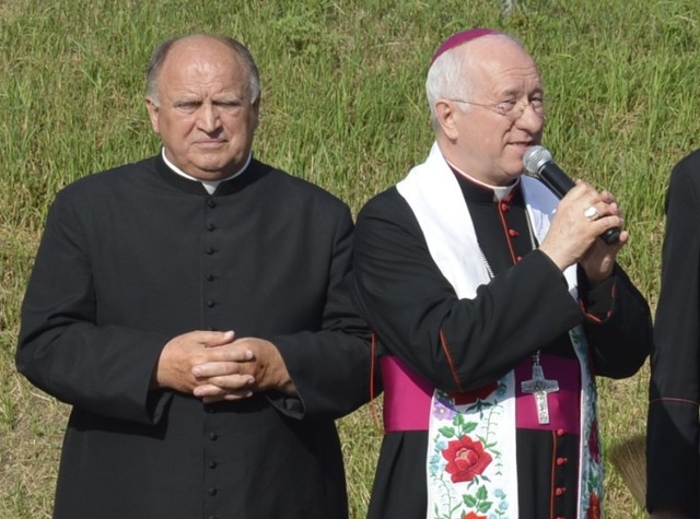 Ks. Wiesław Wronka (z lewej), wikariusz generalny diecezji łowickiej oraz ks. biskup Andrzej F. Dziuba, ordynariusz diecezji łowickiej