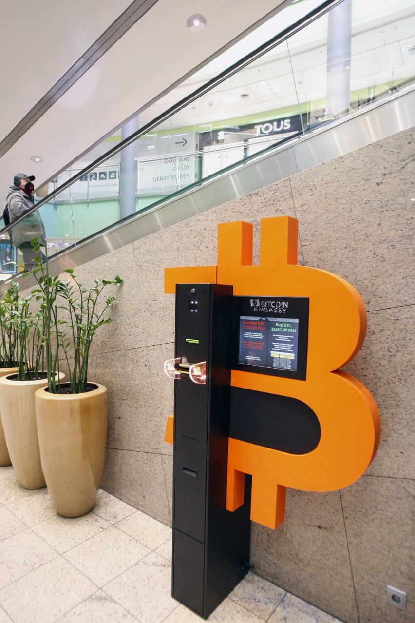 Automaty na bitcoiny już w Polsce. Jeden od razu padł ofiarą wulgarnego wandala [ZDJĘCIA 18+]