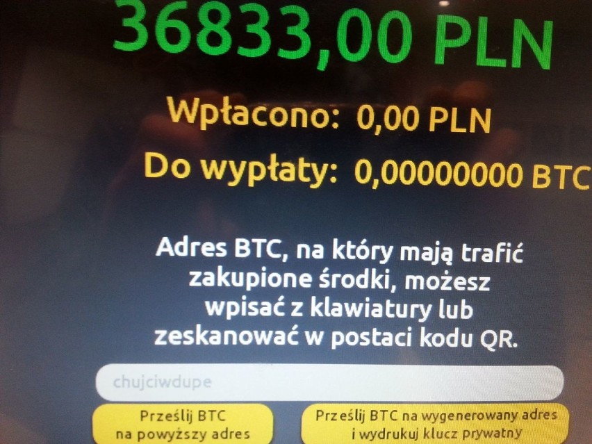 Automaty na bitcoiny już w Polsce. Jeden od razu padł ofiarą wulgarnego wandala [ZDJĘCIA 18+]