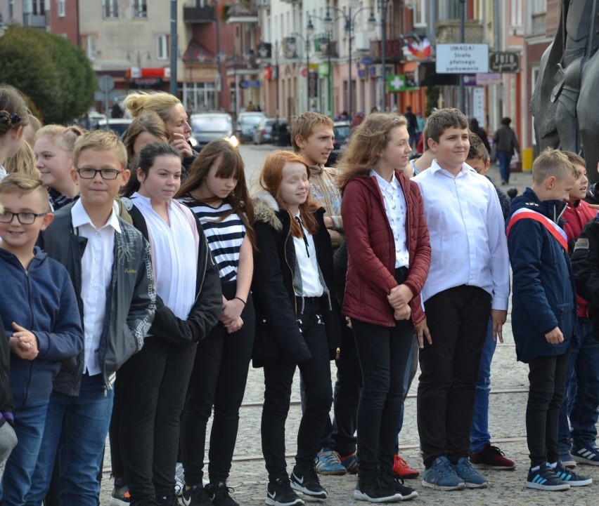 Uczniowie z SP 9 w Malborku uczcili setną rocznicę odzyskania przez Polskę niepodległości [ZDJĘCIA, WIDEO]