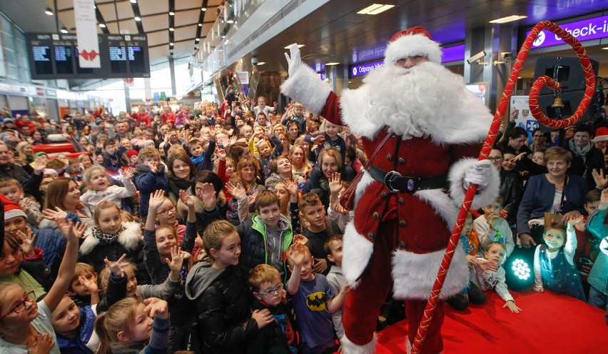 Tłumy powitały Świętego Mikołaja w terminalu pasażerskim na...