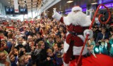 Tłumy powitały Świętego Mikołaja na lotnisku w Jasionce [ZDJĘCIA]