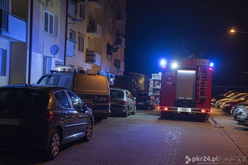 Nocny pożar samochodu na osiedlu przy ul. Kobylińskiej [ZDJĘCIA]