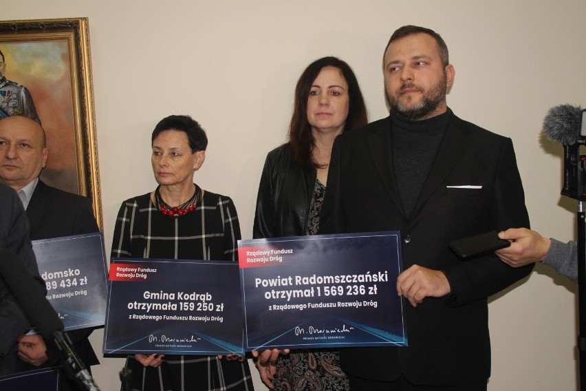 Parlamentarzyści i samorządowcy o dotacjach z RFRD na remonty dróg w Radomsku i powiecie. ZDJĘCIA