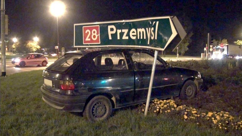 Wypadek na Rondzie Solidarności. Opel wpadł pod drogowskaz [ZDJĘCIA]