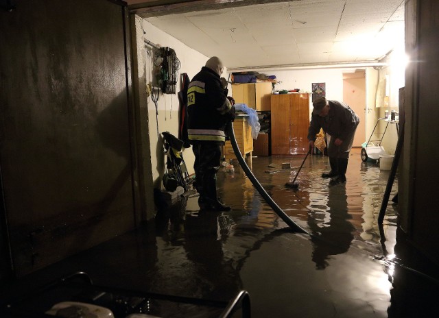 W nocy woda zalała piwnice i garaże domów przy ul. Belzackiej w Piotrkowie. Trwa usuwanie awarii