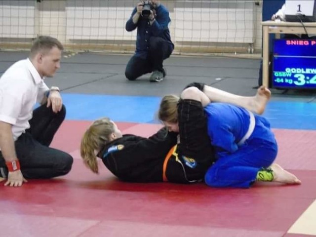 Paulina Śnieg, 15-letnia wodzisławianka, najlepsza  na zawodach jiu-jitsu w Mysłowicach