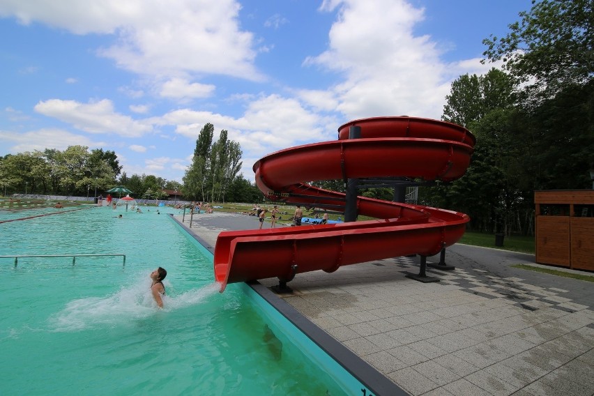 Świętochłowice: Basen na Skałce otwarty. Tłumów jeszcze...