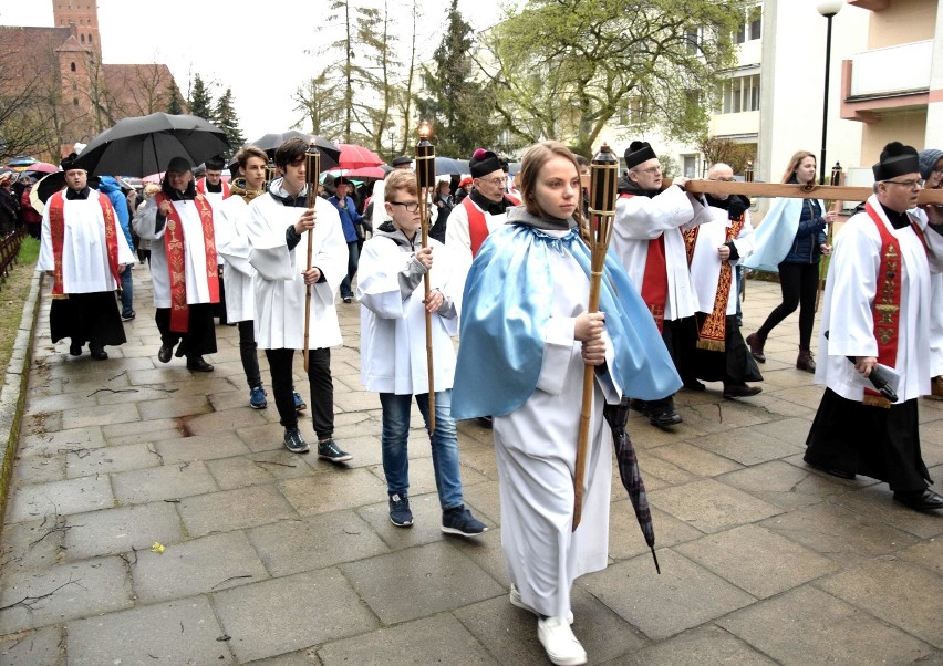 Miejska droga krzyżowa w Malborku skupiła mieszkańców z wszystkich parafii [ZDJĘCIA]