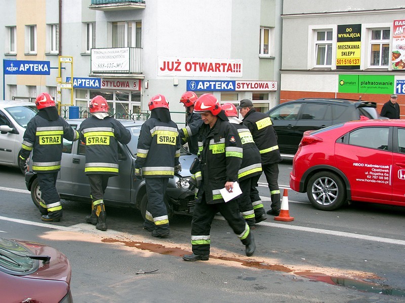 Kalisz: Wypadek w udziałem karetki na skrzyżowaniu ulic Nowy Świat, Ułańskiej i Legionów. ZDJĘCIA