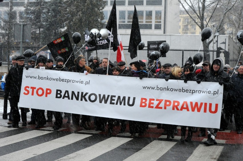 Protest frankowiczów, Warszawa. Czarna procesja oszukanych...