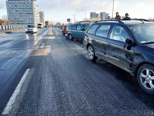 Zderzenie trzech samochodów na moście na ul. Nysy Łużyckiej w Opolu