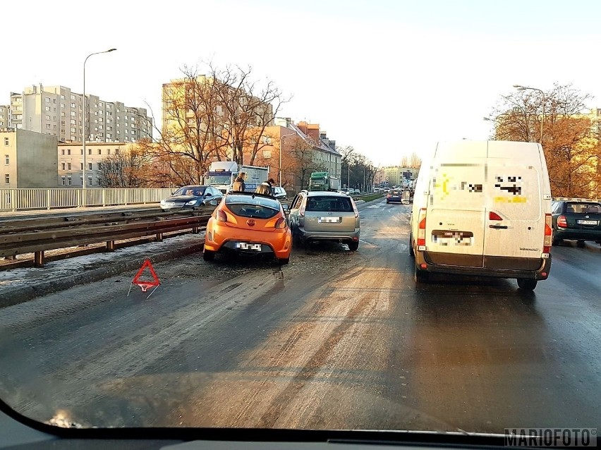 Zderzenie trzech samochodów na moście na ul. Nysy Łużyckiej...