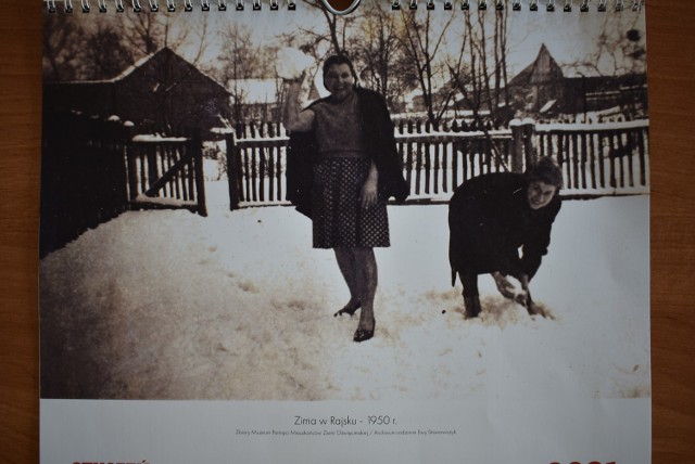 Ilustracjami do poszczególnych miesięcy są archiwalne zdjęcia z rodzinnych archiwów mieszkańców ziemi oświęcimskiej

STYCZEŃ
Zima w Rajsku – 1950 r. (archiwum rodzinne Ewy Stawowczyk)