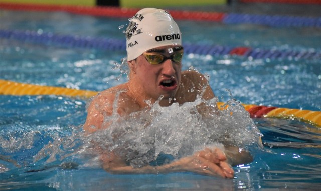 Michał Piela z Unii Oświęcim  nie ma konkurencji na krajowym podwórku na 400 metrów stylem zamiennym zarówno na długim, jak i na krótkim basenie.