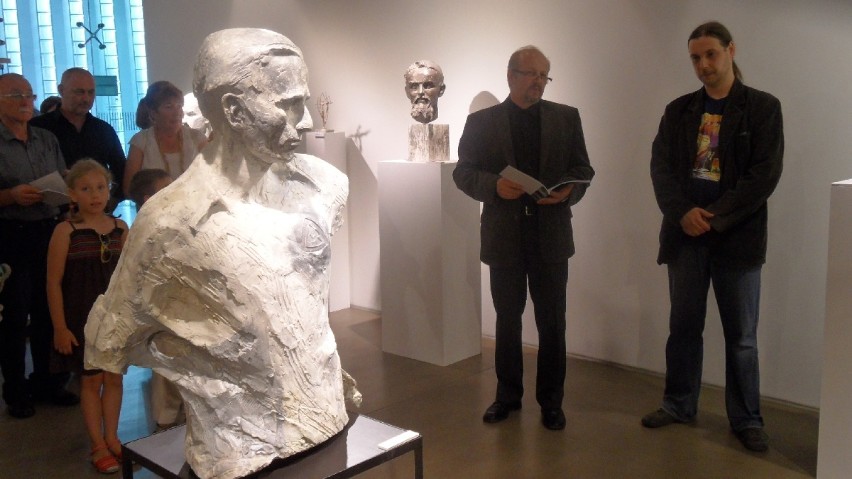 Tomasz Wenklar. Wystawa rzeźb w galerii Obok w Tychach