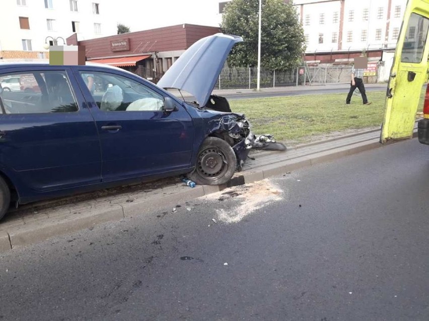 Wypadek na ulicy Okrzei we Włocławku. Zderzyły się dwie skody [zdjęcia, wideo]