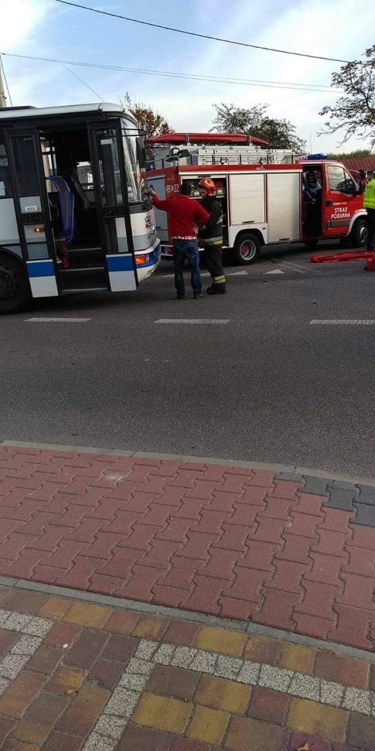 Wypadek motocyklisty w Puszczewie. Wjechał w autokar. Droga na Herby zablokowana FOTO
