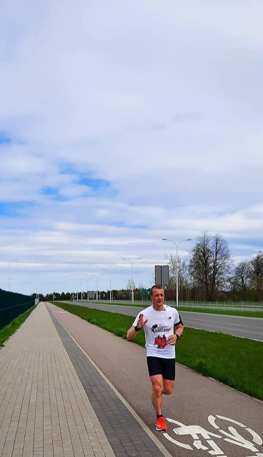 Pracownik Aresztu Śledczego w Suwałkach wziął udział w charytatywnym biegu Wings for Life World Run.