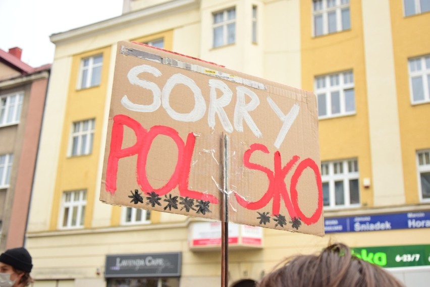 Strajki kobiet w Gdyni. Wyraziste i buntownicze hasła manifestujących mieszkańców Gdyni. Głośne protesty po wyroku TK. ws aborcji [ZDJĘCIA]