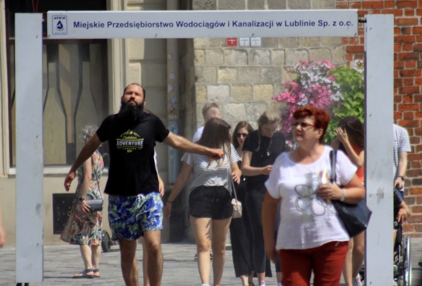 Spacerkiem po upalnym centrum Lublina. Można schłodzić się przy fontannie lub wypić lemoniadę. Zobacz zdjęcia